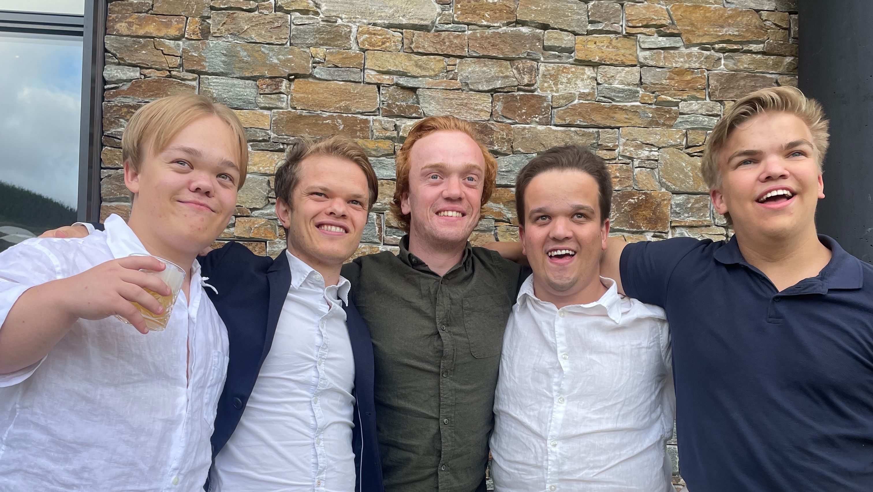 En gruppe mennesker som smiler til fotografen